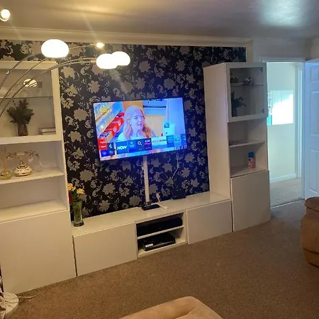 Lovely 2 Bed Flat/Apt In East London- Nice Estate. Dagenham Exterior photo