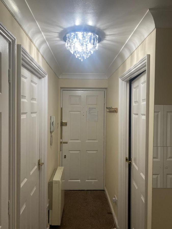 Lovely 2 Bed Flat/apt In East London- Estate.
