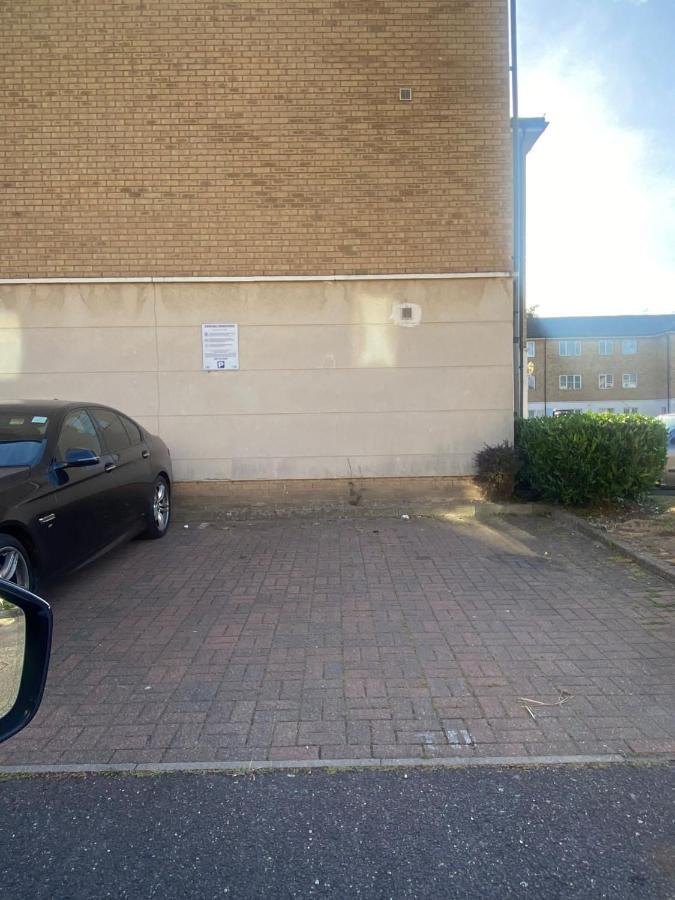 Lovely 2 Bed Flat/apt In East London- Estate. *
