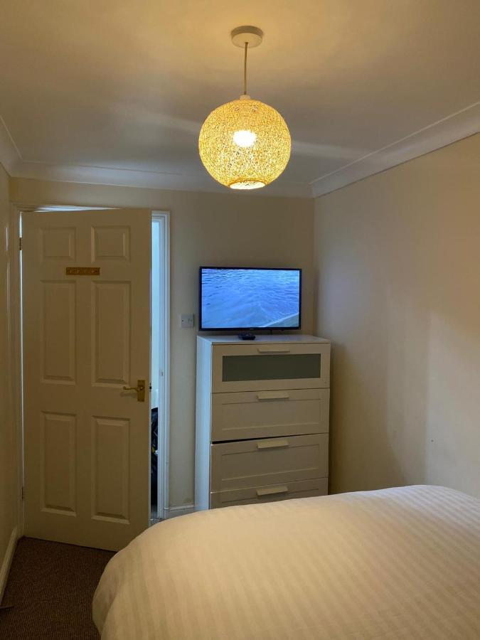 Lovely 2 Bed Flat/apt In East London- Estate. * Dagenham