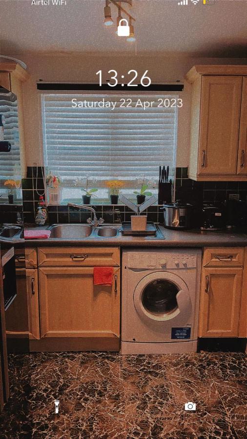 Lovely 2 Bed Flat/apt In East London- Estate. Apartamento *