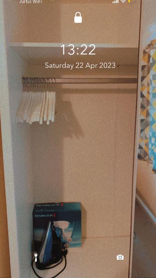 Lovely 2 Bed Flat/apt In East London- Estate. *