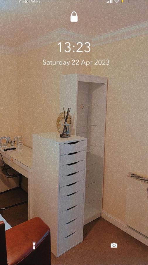 Lovely 2 Bed Flat/apt In East London- Estate. *