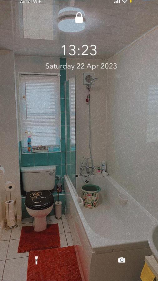 Lovely 2 Bed Flat/apt In East London- Estate.