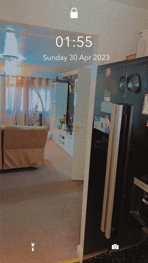 Lovely 2 Bed Flat/apt In East London- Estate. * Dagenham