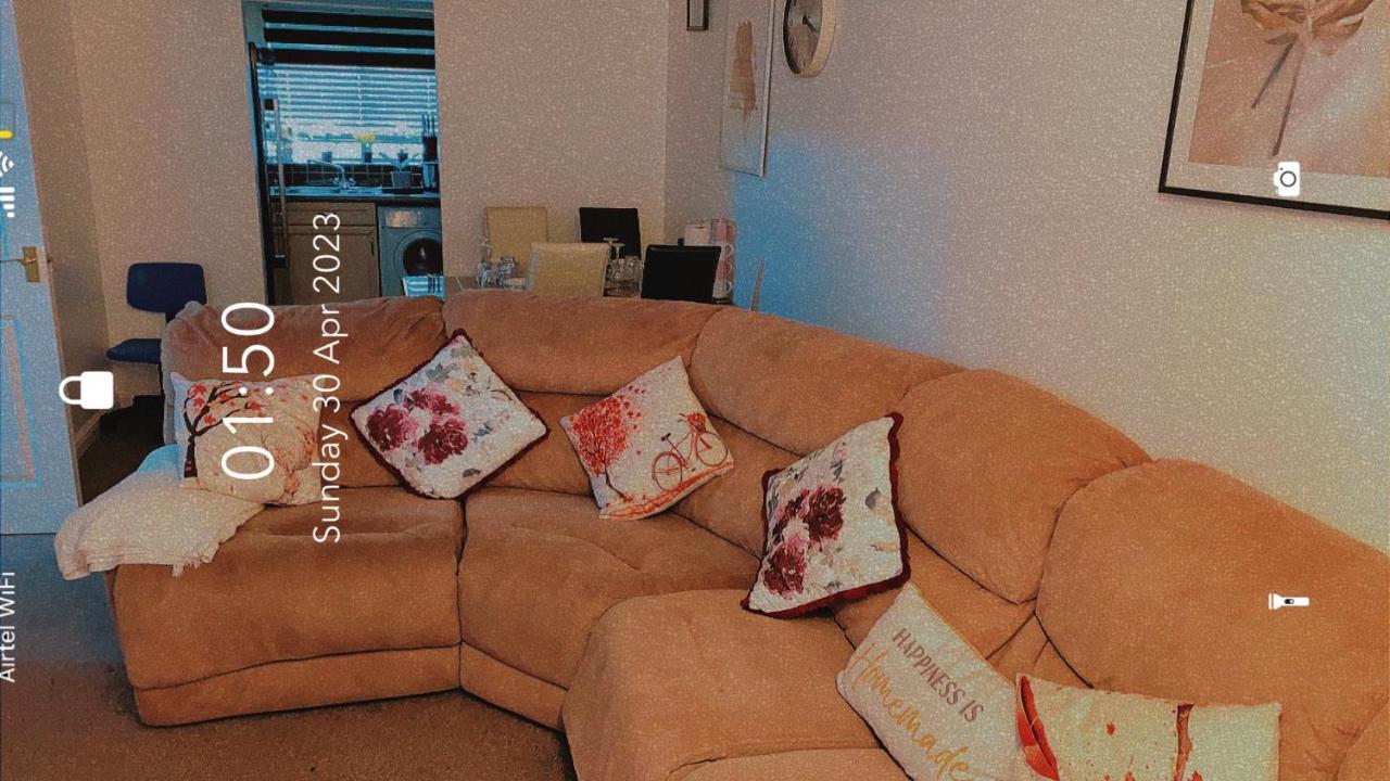 Lovely 2 Bed Flat/apt In East London- Estate. *